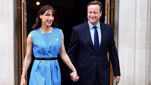 Cameron y su esposa sonríen tras votar en histórico referéndum