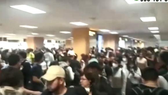 Medidas del Gobierno tras casos de coronavirus generan aglomeración en el aeropuerto Jorge Chávez. (Captura: América Noticias)