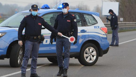 La policía de Italia se aposta en la entrada de la ciudad de Casalpusterlengo, al sureste de Milán, donde se han registrado casos de coronavirus. (EFE / EPA / ANDREA FASANI).