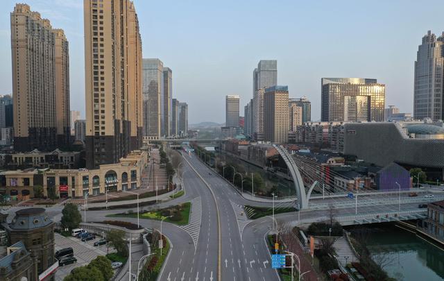 China impuso una cuarentena a más de 50 millones de personas para frenar la expansión del coronavirus. En la imagen, la ciudad de Wuhan. (AFP).