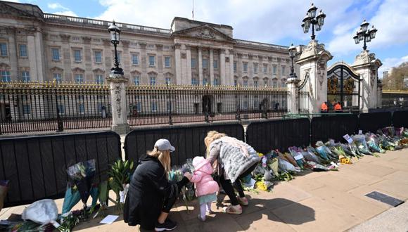 La gente rinde homenaje frente al Palacio de Buckingham, tras la muerte del Príncipe Felipe de Gran Bretaña en Londres, Gran Bretaña. (Foto: EFE / EPA / ANDY RAIN).