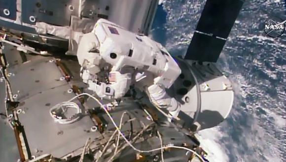 El astronauta Kate Rubins trabajando fuera de la Estación Espacial Internacional. (Foto: AFP)