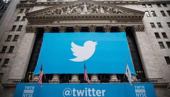 Twitter informó que podrá eliminar la marca azul en cualquier momento por comportamiento que transgredan las políticas de la plataforma. (Foto: AFP)