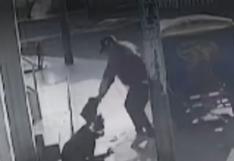 Delincuente arrastra a mujer que se resistió al robo de sus pertenencias en Comas | VIDEO 