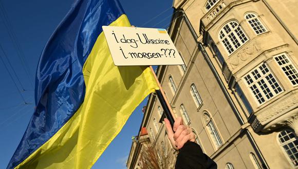 En esta foto de archivo tomada el 27 de febrero de 2022, un manifestante sostiene una bandera ucraniana y un cartel que dice "¿Hoy Ucrania, y mañana?" mientras participa en una protesta frente a la embajada rusa en Copenhague, Dinamarca. (THOMAS SJOERUP / RITZAU SCANPIX / AFP).