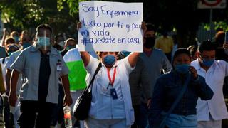 “Me tiraron café caliente por la espalda y me gritaron ‘¡infectada!’”: agresiones en México contra personal médico
