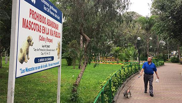 Pese a este cartel instalado en el Parque Mariscal Castilla, Lince sigue lidiando con el constante abandono de gatos y perros.