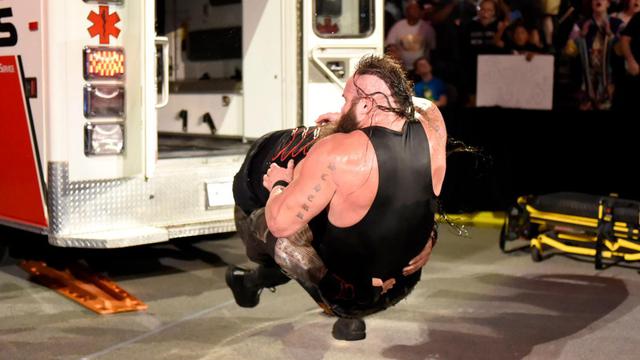 Romans Reigns aplicándole a Strowman una poderosa lanza. (Foto: WWE)