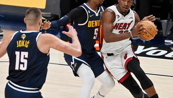 El alero de los Miami Heat Jimmy Butler (d) conduce hacia la canasta mientras es vigilado por el alero de los Denver Nuggets Aaron Gordon (c) durante el segundo cuarto del segundo partido de las Finales de la NBA entre los Miami Heat y los Denver Nuggets en el Ball Arena de Denver, Colorado, Estados Unidos, 04 de junio de 2023. | Foto: EFE / EPA / Bob Pearson