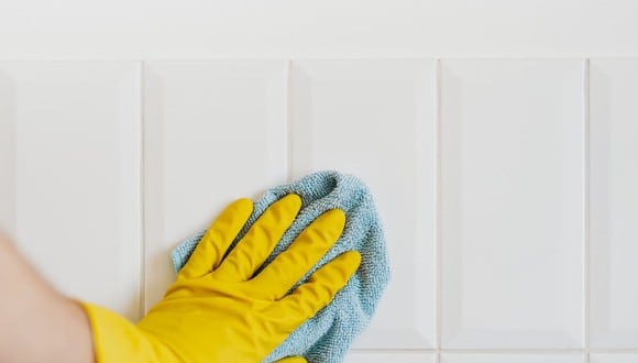 La humedad condensada en el baño agrava este problema y hace que el moho se apodere de las paredes o techo. (Foto: Karolina Grabowska / Pexels)