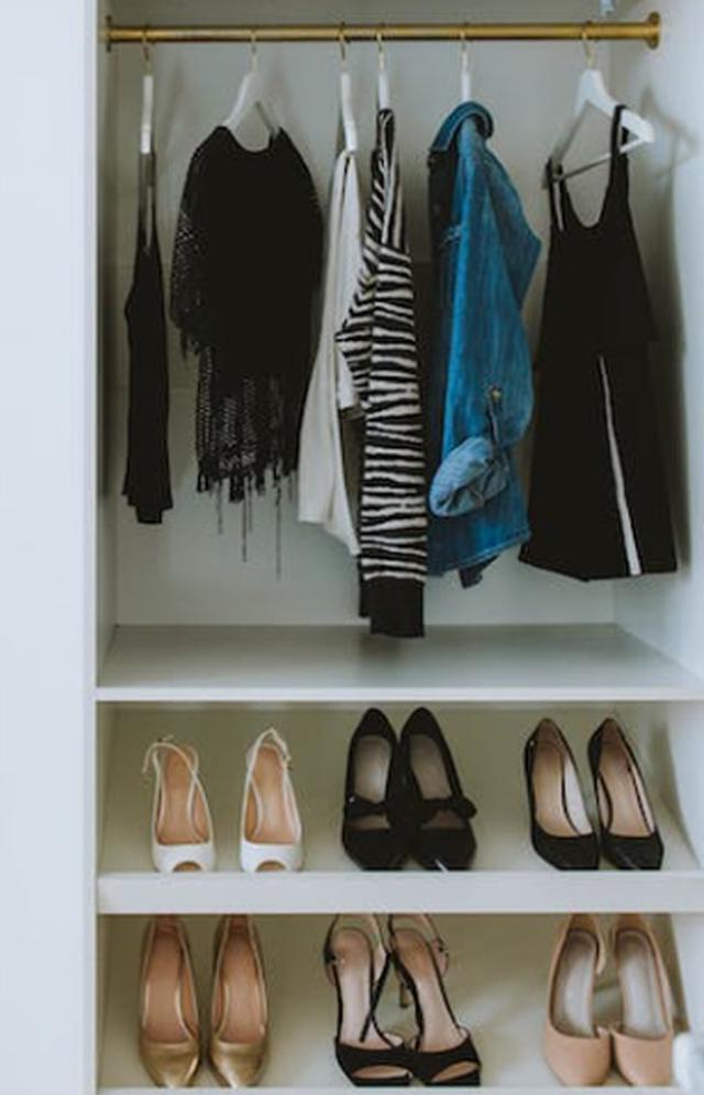 Un truco muy recomendado es organizar tus zapatos dentro del armario. Eso sí, en niveles diferentes. | Imagen referencial: Anastasia Shuraeva / Pexels