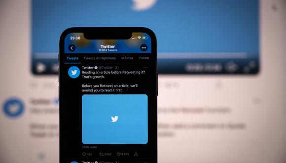 Esta fotografía tomada el 26 de octubre de 2020 muestra el logotipo de la red social estadounidense Twitter en la pantalla de un teléfono inteligente y una tableta en Toulouse, sur de Francia. (Foto: Lionel BONAVENTURE / AFP)