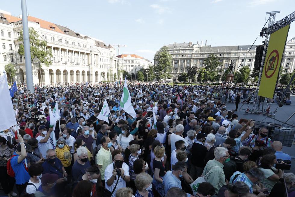 Miles de personas se reunieron hoy, a pesar de las restricciones, en el centro de Budapest para protestar contra los planes del Gobierno de permitir la apertura de una universidad estatal china en la ciudad. (Texto: EFE / Foto: AP).