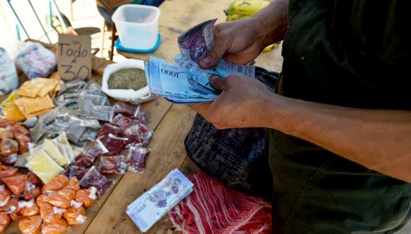 En la práctica, comprar una lata de atún, un kilo de carne o cinco pañales desechables, por poner ejemplos de gastos cotidianos, implica absorber todo el salario mínimo en Venezuela. (Foto: AFP/Federico Parra)
