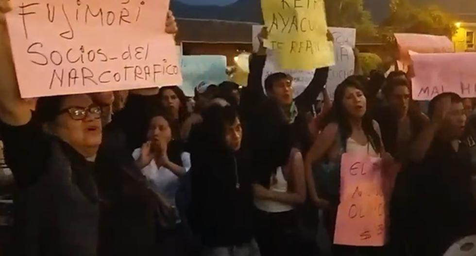 Manifestantes protestaron contra Keiko Fujimori en Huamanga. (Foto: Martín León Espinosa ‏/ @mleonespinosa / Twitter)
