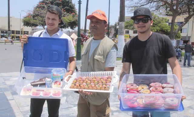 Ellos son tres de los más de 300 ciudadanos venezolanos que se ganan la vida vendiendo comida en las calles de Chimbote, ciudad porteña de la región Áncash. (Foto: cortesía Erick Flores)