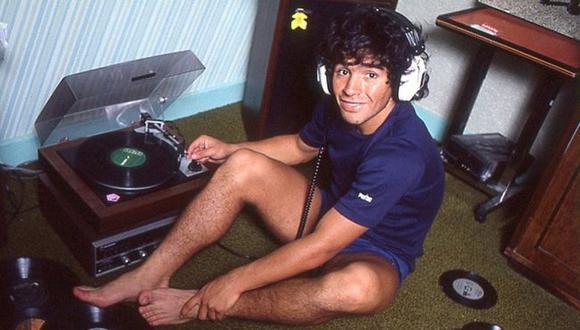 Maradona y una postal clásica en El Gráfico: sonriente y con audífonos. El mundo está rendido a este gadget. FOTO: El Gráfico.
