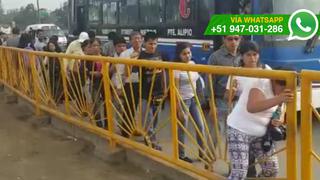 Peatones imprudentes caminan por pista de puente Primavera