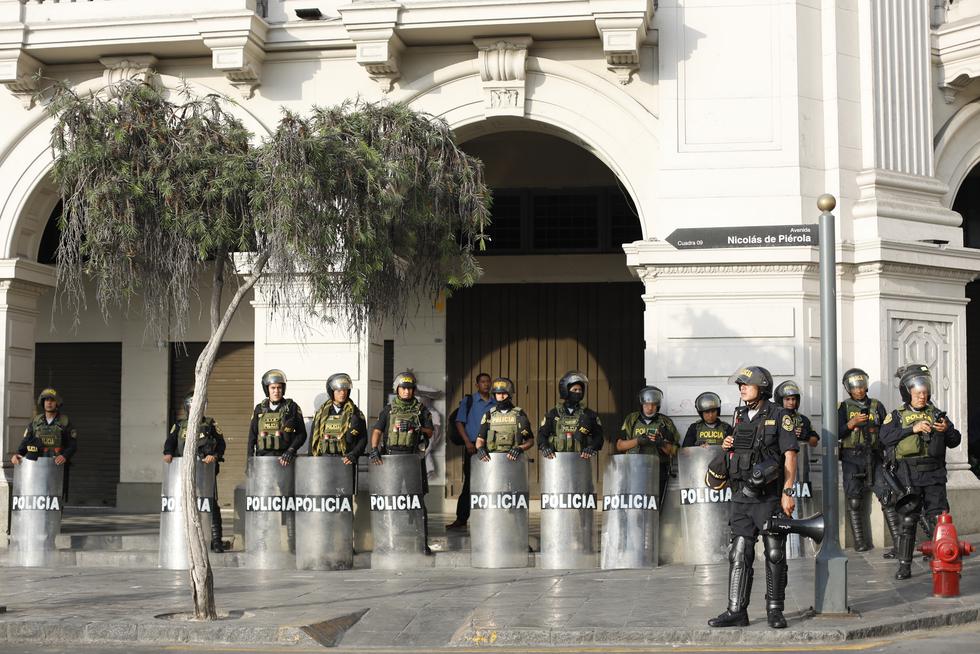 Varios tramos del Centro de Lima se encuentran con presencia policial, quienes cargan escudos y cascos durante el Estado de Emergencia. Las plazas y avenidas permanecen casi vacías y muchos negocios han tenido que cerrar sus puertas.