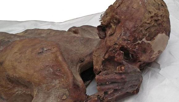 Se cree que la momia corresponde a un varón de entre 18 y 21 años. El tatuaje aparece como una mancha oscura en la parte superior de su brazo. (Foto: Museo Británico de Londres)