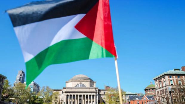 Una bandera palestina se ve alrededor del campamento de protesta en el campus de la Universidad de Columbia en Nueva York. (Foto: EFE)