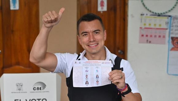 El candidato presidencial de Ecuador por el Partido Acción Democrática Nacional, Daniel Noboa, muestra su boleta mientras vota en un colegio electoral en Olón, provincia de Santa Elena, Ecuador, el 15 de octubre de 2023. (Foto de MARCOS PIN / AFP)
