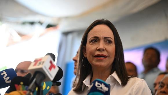 La líder de la oposición venezolana, María Corina Machado, habla durante una conferencia de prensa en la sede de su partido en Caracas el 6 de diciembre de 2023. (Foto de Federico PARRA / AFP)