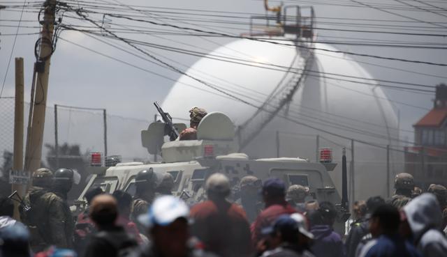 Soldados custodian el perímetro de la refinería de Senkata. (Foto AP / Natacha Pisarenko).