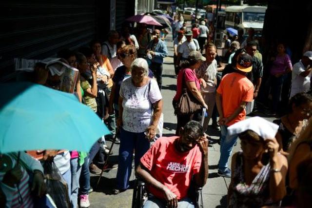 Venezuela: Según Cendas, una ONG que monitorea el costo de vida, en setiembre se requerían seis salarios mínimos para cubrir la canasta básica. (Foto: AFP)