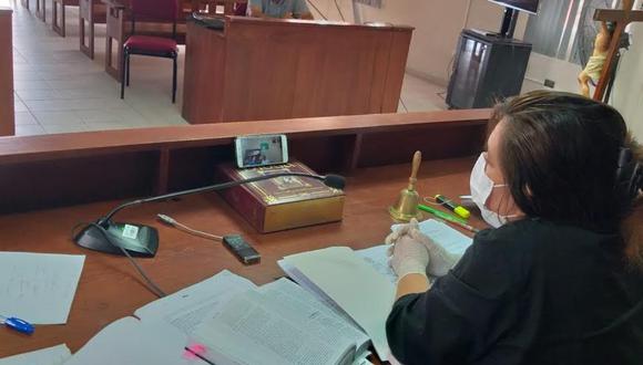 Jueza Yolanda Cuya realiza audiencia por videollamada en presencia del fiscal del caso.