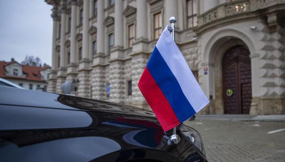 Un automóvil del embajador de Rusia en República Checa frente al Ministerio de Relaciones Exteriores de la República Checa en Praga, República Checa. (Foto: EFE / EPA / MARTIN DIVISEK).