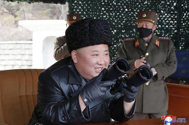 Fotografía de archivo facilitada por la Agencia de noticias (KCNA) que muestra al líder del país Kim Jong-un mientras observa un ejercicio de artillería en Corea del Norte, el pasado 2 de marzo de 2020. (EFE/ Kcna).