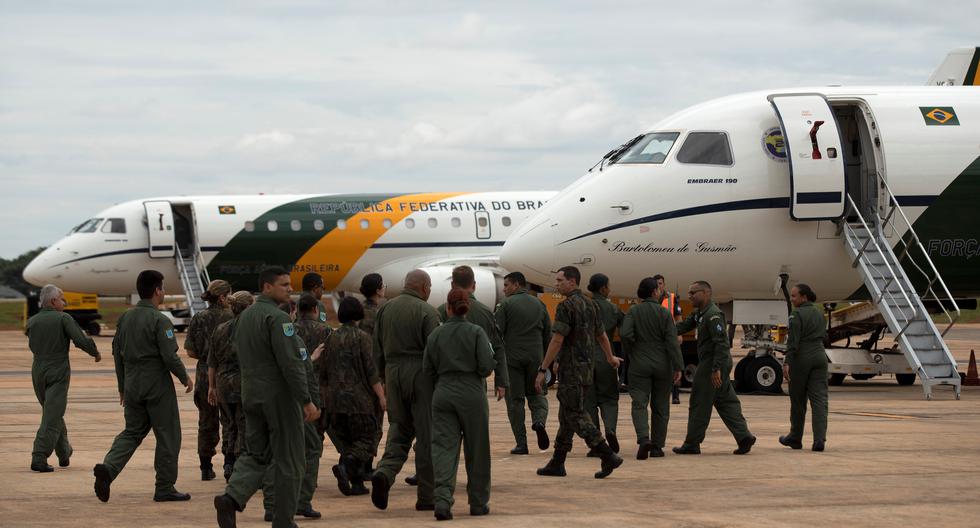 Soldados de la Fuerza Aérea Brasileña abordan dos aviones de la Presidencia brasileña, este miércoles, para partir hacia la ciudad china de Wuhan, epicentro de la epidemia de coronavirus, con la misión de repatriar a 34 ciudadanos que han pedido auxilio frente a la emergencia sanitaria. (Foto: EFE)
