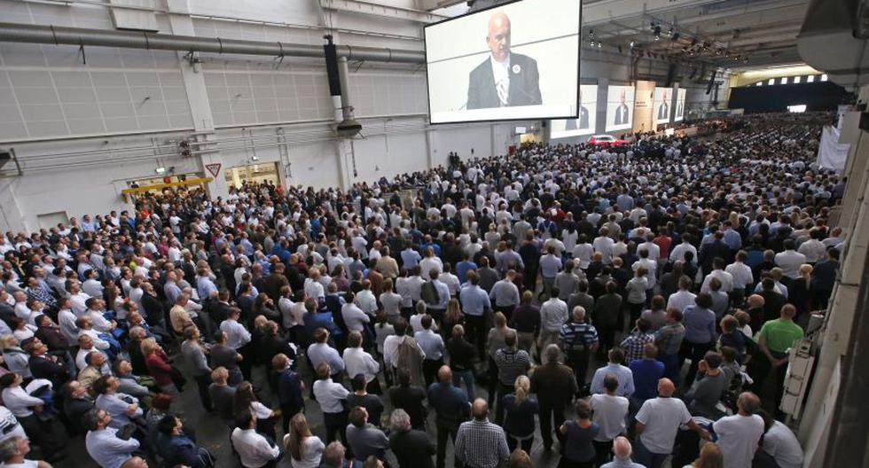 Trabajadores mientras escuchan el discurso del presidente del comité de empresa de Volkswagen, Bernd Osterloh. (Foto: EFE)