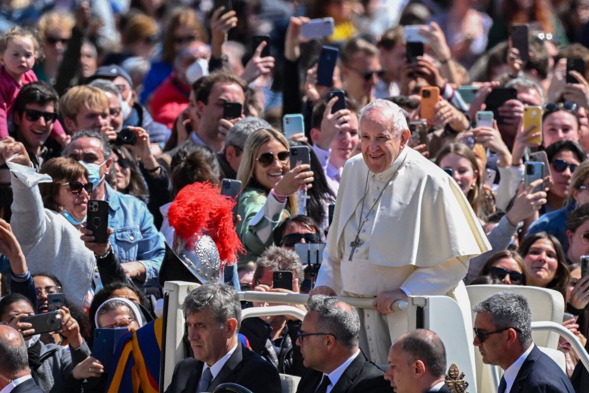 Pope Francis greets Christian faithful from the Popemobile after Easter Mass on April 17, 2022 in Saint Peter's Square at the Vatican.  (Tiziana FABI / AFP).