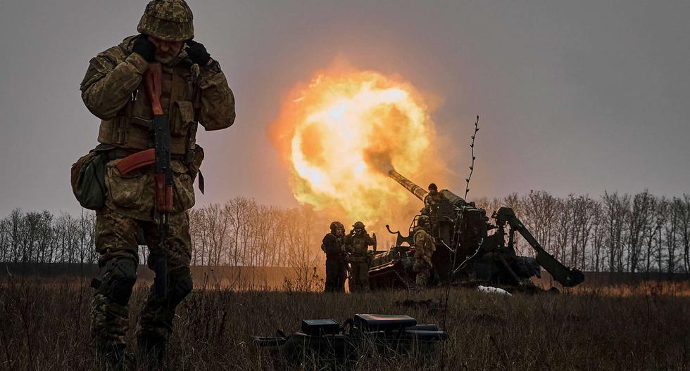 Soldados ucranianos disparan un sistema de artillería Pion contra posiciones rusas cerca de Bakhmut, durante la invasión rusa de Ucrania. (AP).