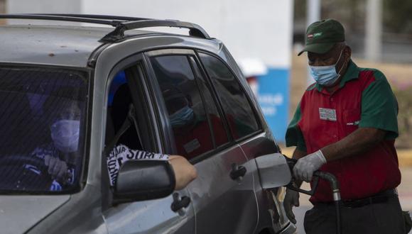 Un empleado llena un automóvil con gasolina en una estación de servicio en Managua.