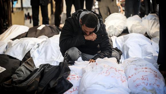 Un palestino llora ante los cuerpos amortajados de sus familiares muertos durante un bombardeo de Israel en el sur de la Franja de Gaza, el 8 de febrero de 2024. (Foto de Mahmud Hams / AFP).