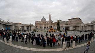 Se abre la capilla ardiente para despedir a Benedicto XVI en la basílica de San Pedro y miles hacen largas filas