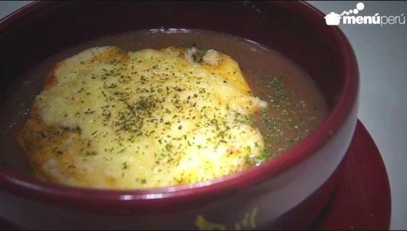 Lo mejor para el invierno: sopa de cebolla con queso gratinado
