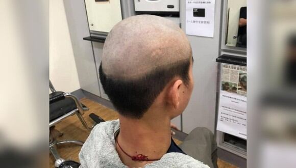Le hace vergonzoso corte de cabello a su hijo para evitar que salga durante la pandemia. (Foto: Huang Ling Xiang / Facebook)