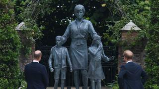 William y Harry develan estatua en homenaje a la princesa Diana: “Todos los días deseamos que ella todavía esté con nosotros”