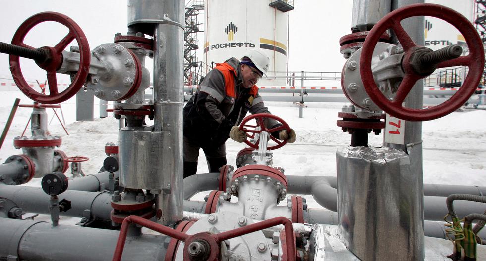 Un trabajador ruso abre las válvulas en un campo petrolero en Izhevsk, en los Montes Urales. Rusia produce unos 11 millones de barriles al día de crudo, de los cuales exporta poco más de 5 millones. REUTERS/Sergei Karpukhin