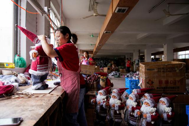 Un empleado fabrica productos navideños en la fábrica de juguetes Fuye tras el brote de la enfermedad por coronavirus (COVID-19) en Yiwu, provincia de Zhejiang, China, el 16 de septiembre del 2020. (Foto: Aly Song / Reuters)