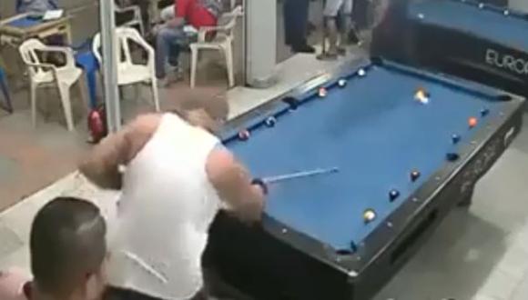Dos amigos jugaron una mesa de 'Pool' y uno de ellos demostró ser un maestro con el taco. (Foto: captura)