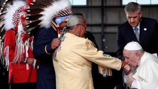El papa Francisco recibió en Canadá la bienvenida de los indígenas