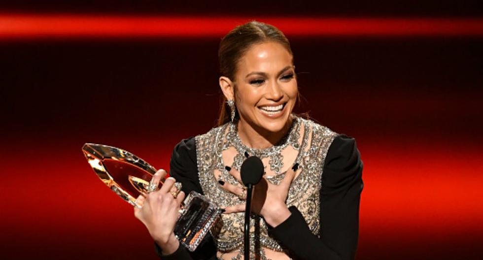 Jennifer Lopez fue la primera ganadora de los People\'s Choice Awards y así lo celebró. (Foto. Getty Images)