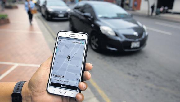 Según una encuesta de Ipsos de marzo del año pasado, el 26% de limeños que habían utilizado un taxi lo hizo a través de una aplicación móvil. El 68% había optado por tomarlo en la calle. (Foto: Hugo Pérez / El Comercio)