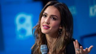 Jessica Alba se divierte en cuarentena cortando el cabello a su hija | VIDEO