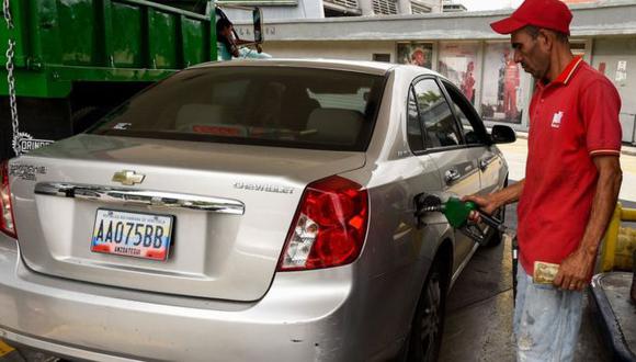 Llenar el tanque de gasolina es más barato que una botella de agua pequeña.